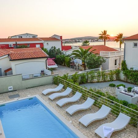 Sunset Deluxe Apartments Vir Exteriér fotografie