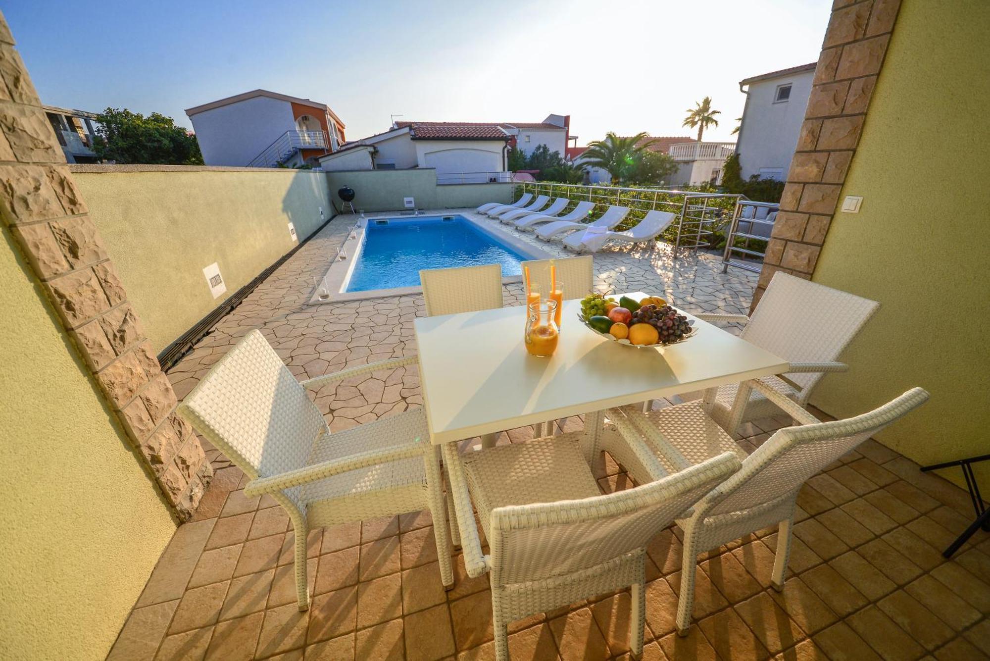 Sunset Deluxe Apartments Vir Exteriér fotografie