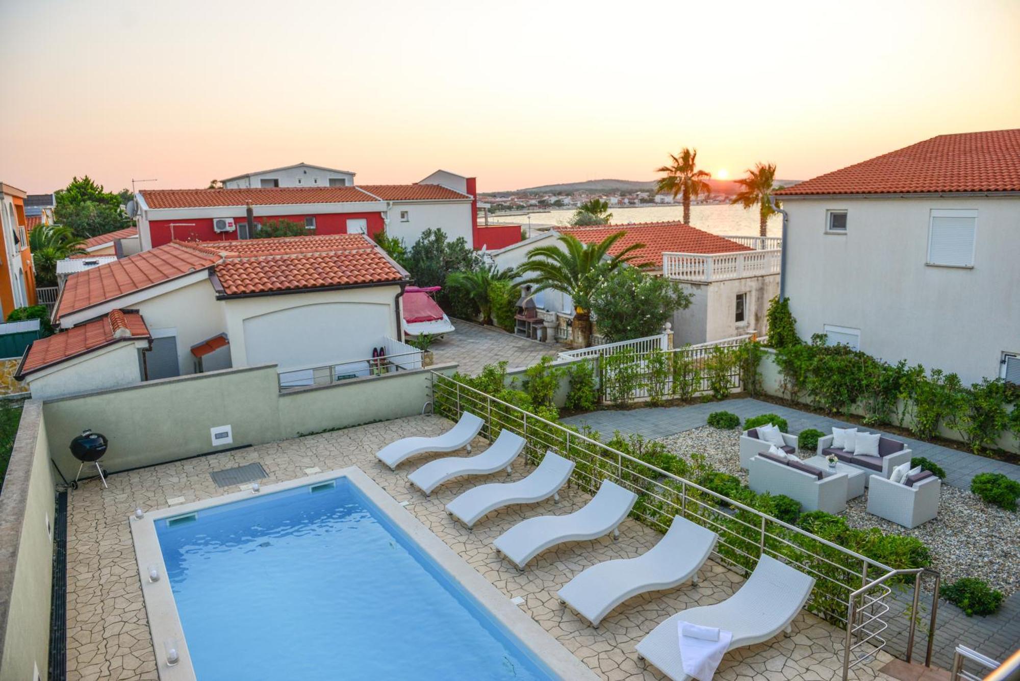 Sunset Deluxe Apartments Vir Exteriér fotografie