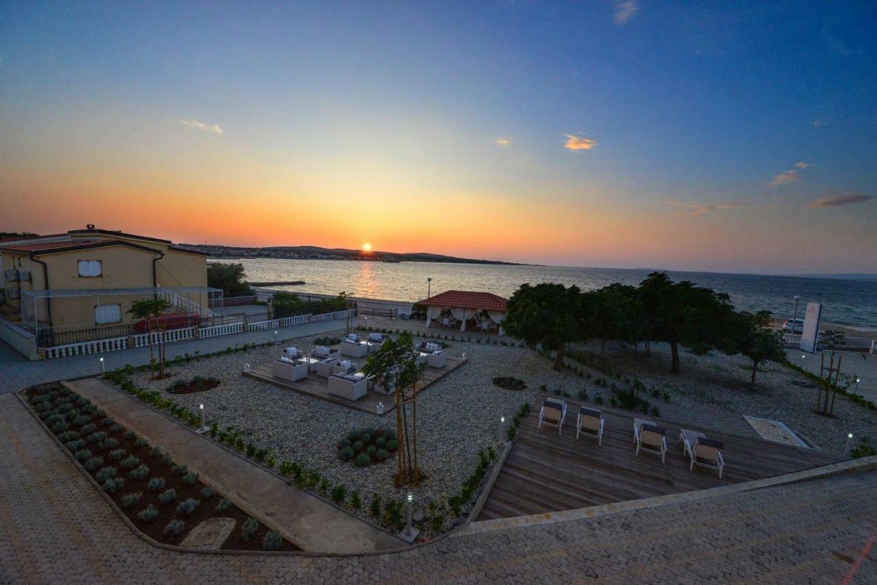Sunset Deluxe Apartments Vir Exteriér fotografie
