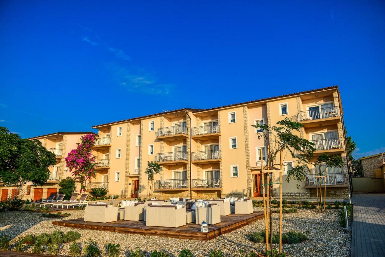 Sunset Deluxe Apartments Vir Exteriér fotografie